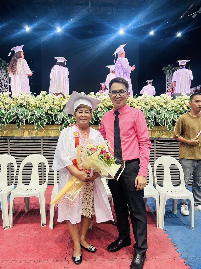 Nanay Ko, Estudyante Ko! Mom Graduates High School with Son as Her Teacher 6 wilfredo 2