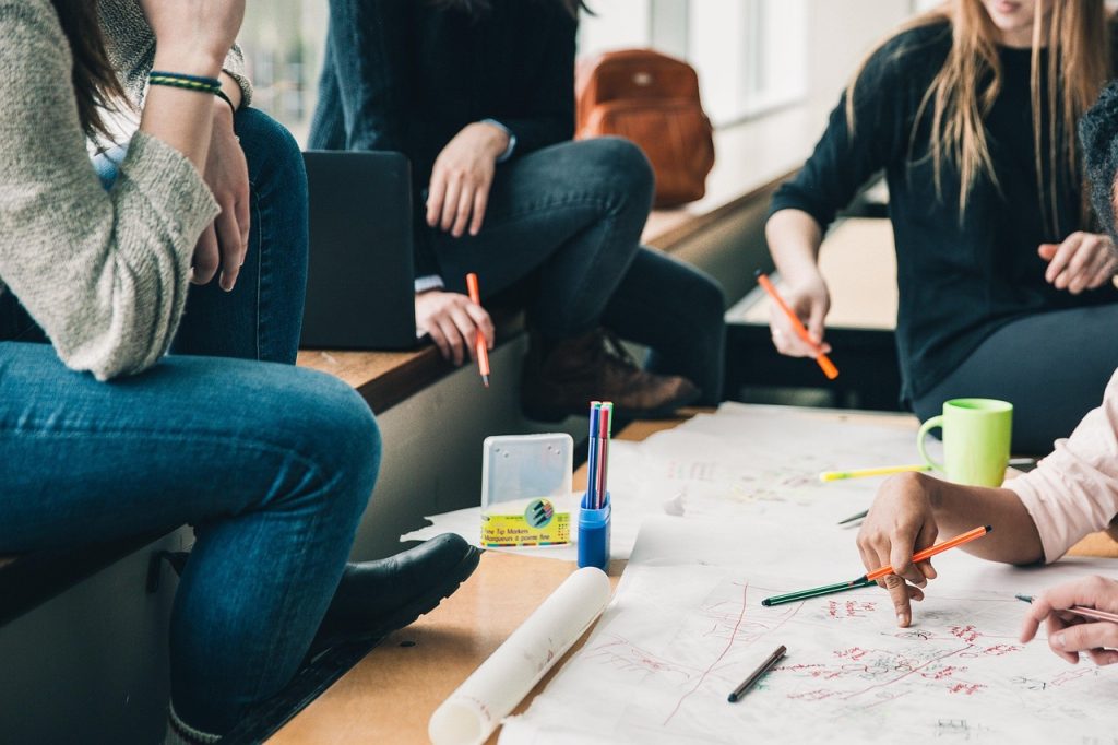 10 Brilliant Strategies to Make Lessons More Engaging and Interactive 6 people 2557399 1280
