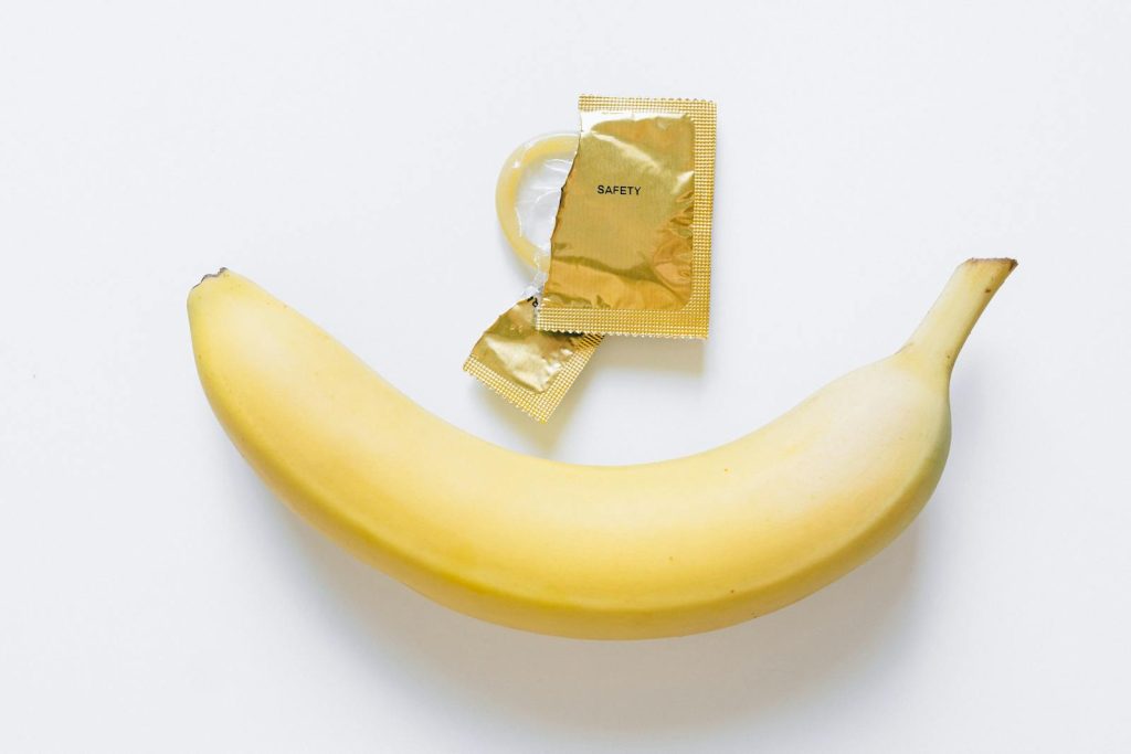 How to Get Rid of Early Pregnancies, Sexually Transmitted Diseases, Gender Neutrality? 7 Image of a banana and a condom, symbolizing health education and safe sex practices.